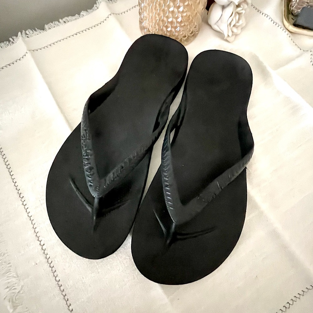 Archie’s size 8 women’s flip flops